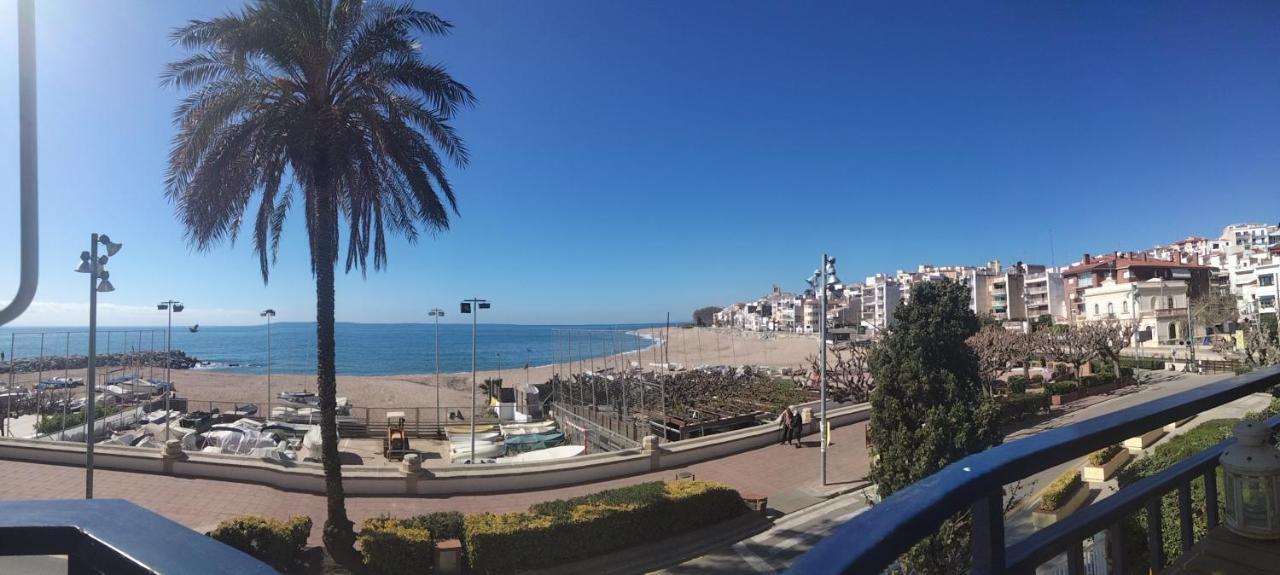Beachfront Apartment With Private Parking Sant Pol De Mar Bagian luar foto