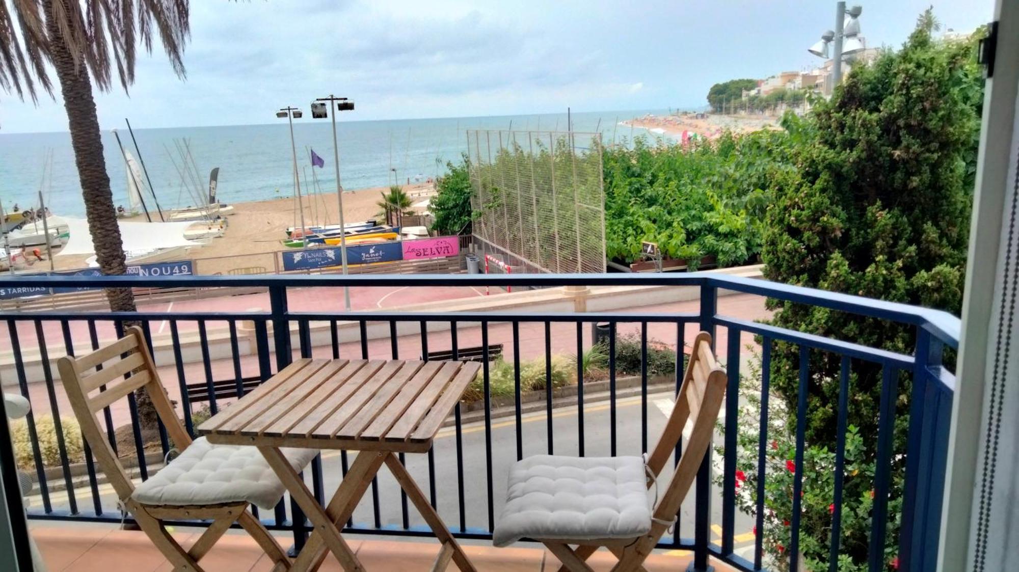 Beachfront Apartment With Private Parking Sant Pol De Mar Bagian luar foto