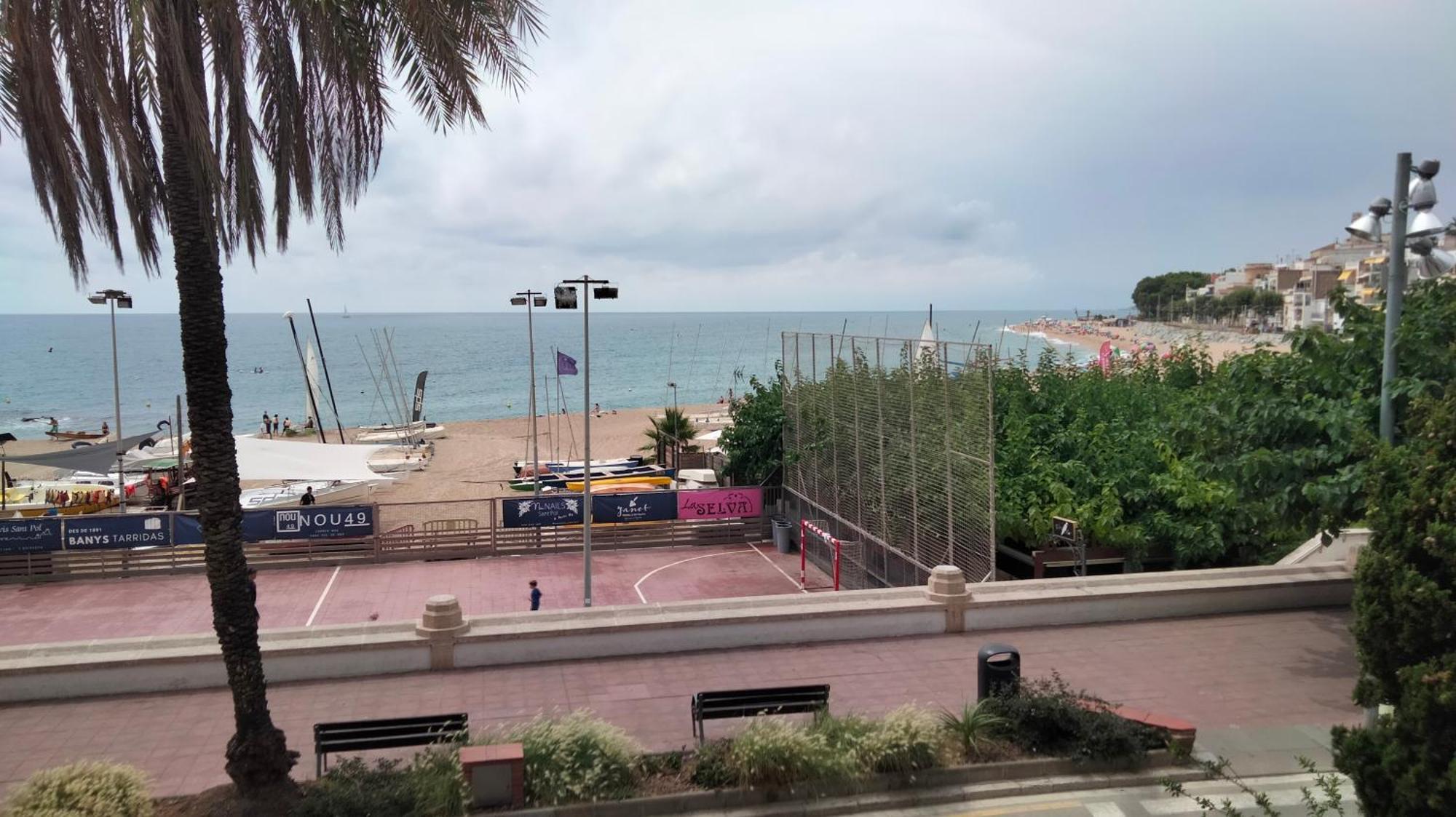 Beachfront Apartment With Private Parking Sant Pol De Mar Bagian luar foto